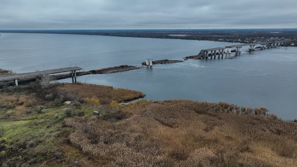 Den skadade Antonivskyj-bron i Cherson över Dnepr i Cherson i en bild från i höstas.