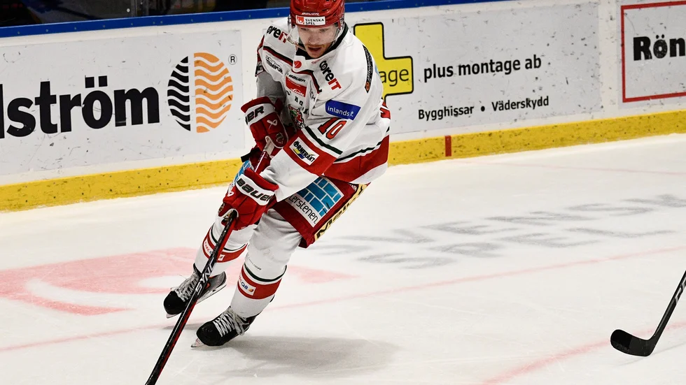 Rihards Marenis, här i Modotröjan, inledde sin tid i Örebro med att dra på sig tre matchers avstängning. Arkivbild.