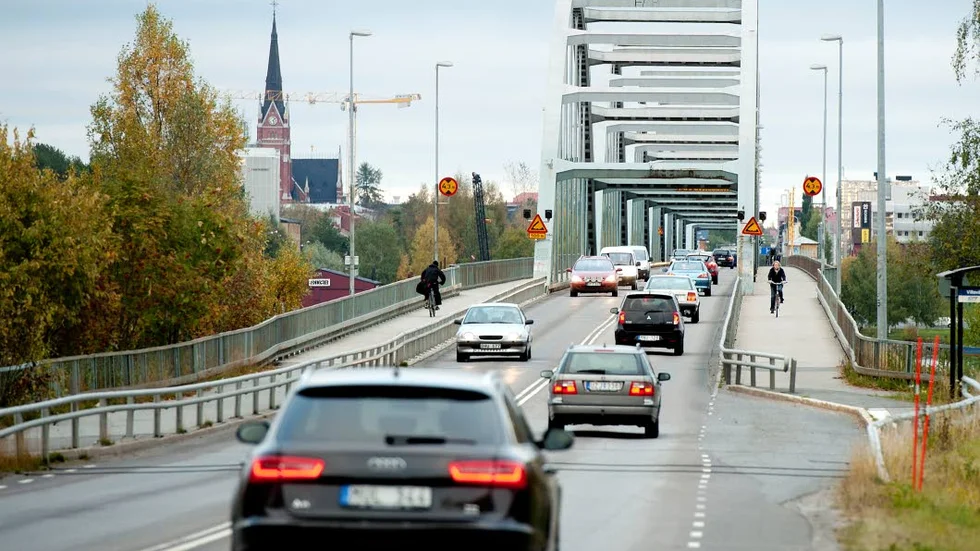 KLAR. Den nya beläggningen av Bergnäsbron är på plats.
