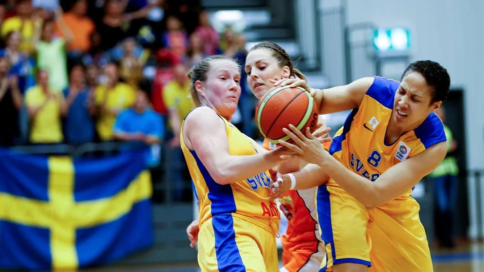 Ny match i Luleå? Elin 
Eldebrink och Kadidja 
Andersson i action mot 
Holland förra sommaren.