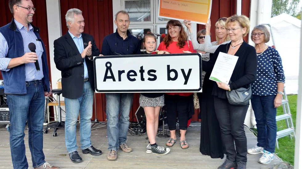 Årets by. Anders Pettersson (FP) och landsbygdsutvecklare delade ut priset till Unbyns representanter.  Från vänster Mats Eriksson, Josefin Andersson, Malin Nilsson, Berit Leijon, Britt Isaksson och Seija Fallenmark.