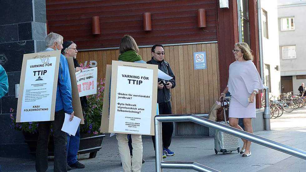 PROTESTER. Torborg Chetkovich, vd för Swedavia, anländer till Kulturens hus, där demonstranterna samlats.