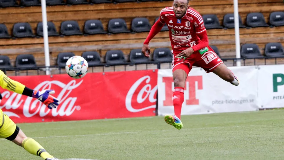 Här skjuter Uchenna Ike in 2-0 för Piteå med en fin vristspark.