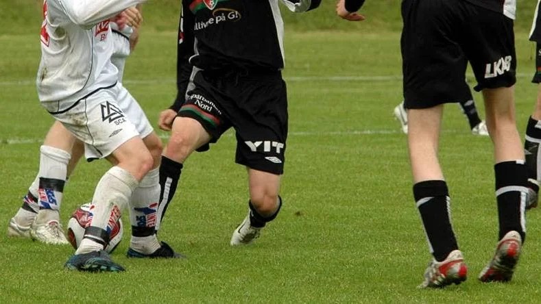 MISSTÄNKT OCH AVSTÄNGD. Fotbollsspelaren är alltjämt misstänkt för grov misshandel efter storbråket i Gällivare.