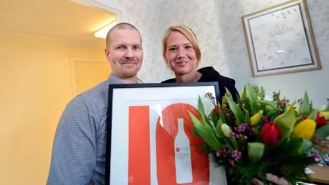 Blommor och diplom fick Viktoria Engman, Överkalix IF, nyligen ta emot av Per Aili, IQ,för det drogfria disco som föreningens ungdomsråd ordnade under förra sommarmarknaden i Överkalix.  Redan i augusti utsågs arrangemanget till Månadens projekt i Sverige.FOTO: MARIA ENGSTRÖM-ANDERSSON