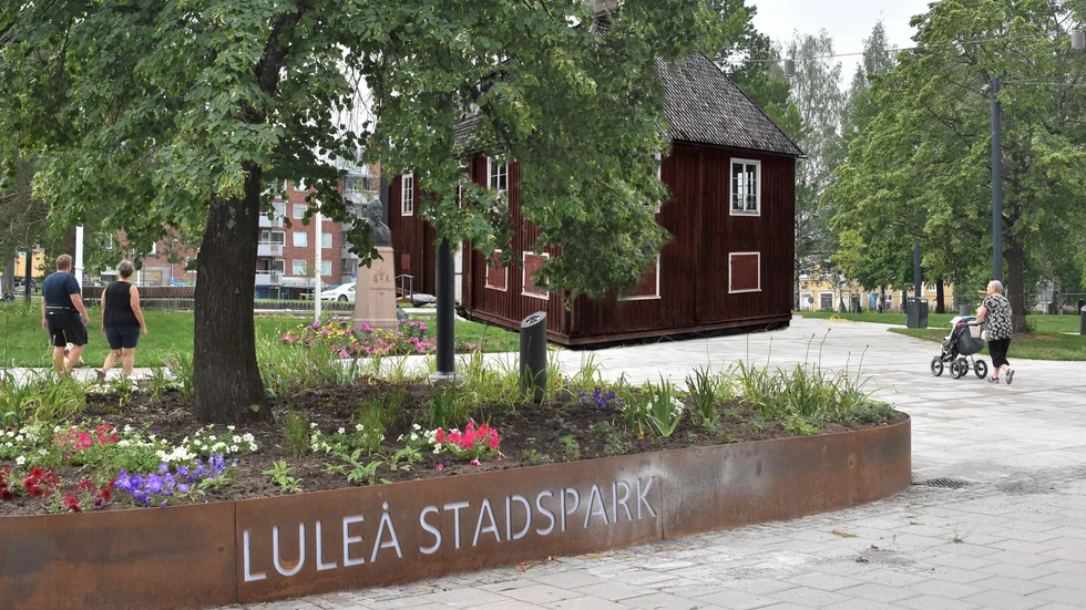 Behöver Luleå stadspark ett nytt inslag? Det anser historikern Roine Viklund som vill se rådhuset i parken. "Det skulle gå att använda huset till något vettigt,  till exempel ett mysigt café och en utställning över Luleås historia."