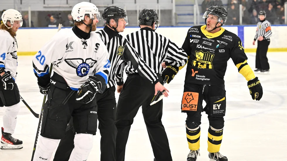 Conny Strömberg (th hade en mindre dispyt med Johan Lindberg under andra perioden.