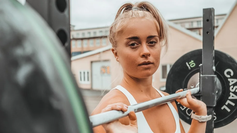 Som influencer vill Elsa Hassler ta bort träningshetsen och lyfta fram att man inte behöver träna om man har en dålig dag. När det gäller mat har hon ett bra råd: man kan äta allt, men inte alltid.