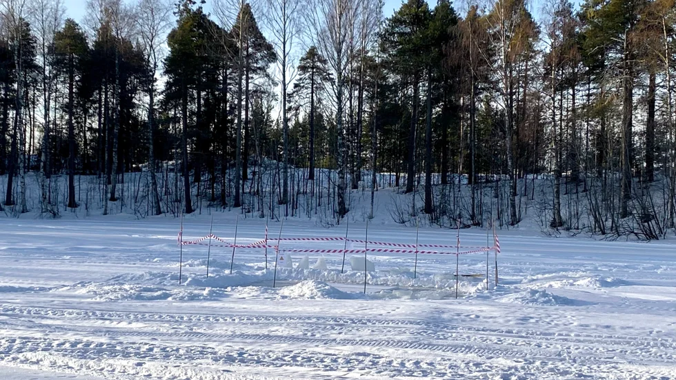 Piteå simhallar har sågat upp en isvak i Munksund och varnar nu allmänheten. Platsen är tydligt avspärrad.