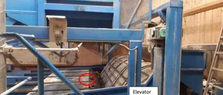 Anställd klämde foten i sågverk