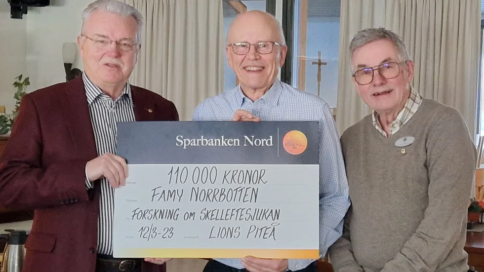 Ingemar Larsson och Lennart Nordmark från Lions Piteå överlämnar gåvan på 110 000 kronor till Famy Piteås ordförande Kenneth Lång (mitten).