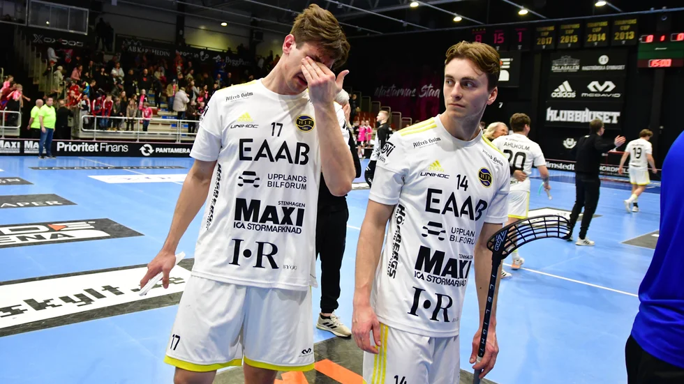 Jonathan Blomqvist kan inte hålla tillbaka tårarna efter att Hagunda klarat sig kvar i SSL.