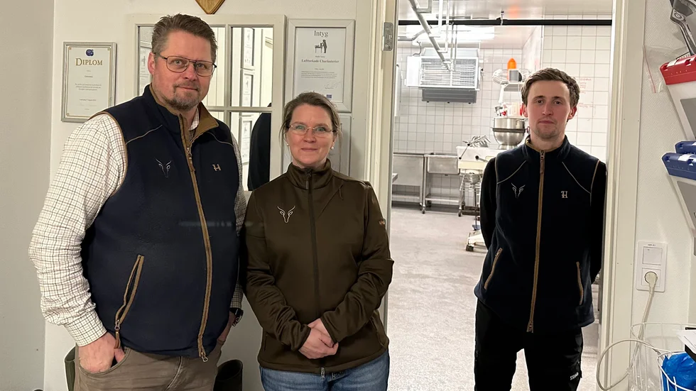 Pelle och Katrin Forss driver både restaurang och cateringfirma inom Östergötland. Sedan två år tillbaka driver de Werna visthus där de producerar produkter av viltkött. Här jobbar David Ny som bland annat är charkuterist, mathantverkare och har gått livsmedelsteknisk högskola.