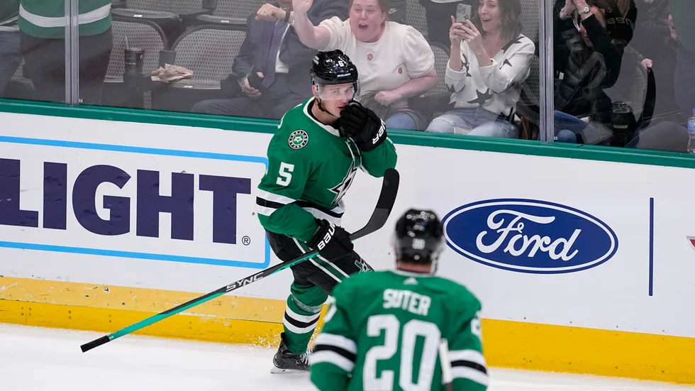 Dallas Nils Lundkvist och Ryan Suter firar efter svenskens mål.