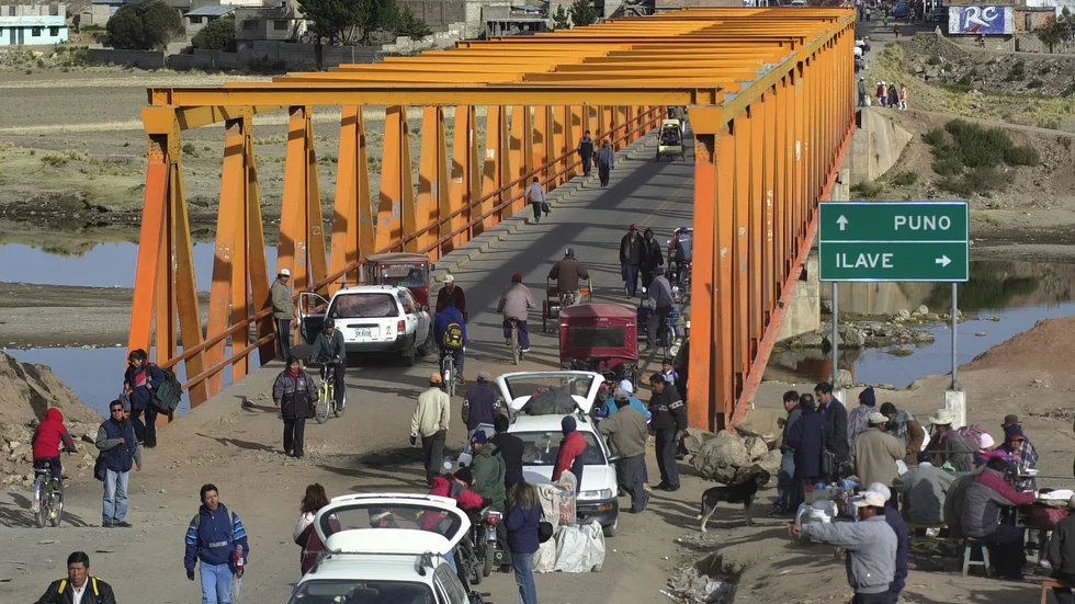 Den här bron korsar Ilavefloden, som mynnar ut i Titicacasjön i Peru. Bilden är tagen i ett helt annat sammanhang. Arkivbild.