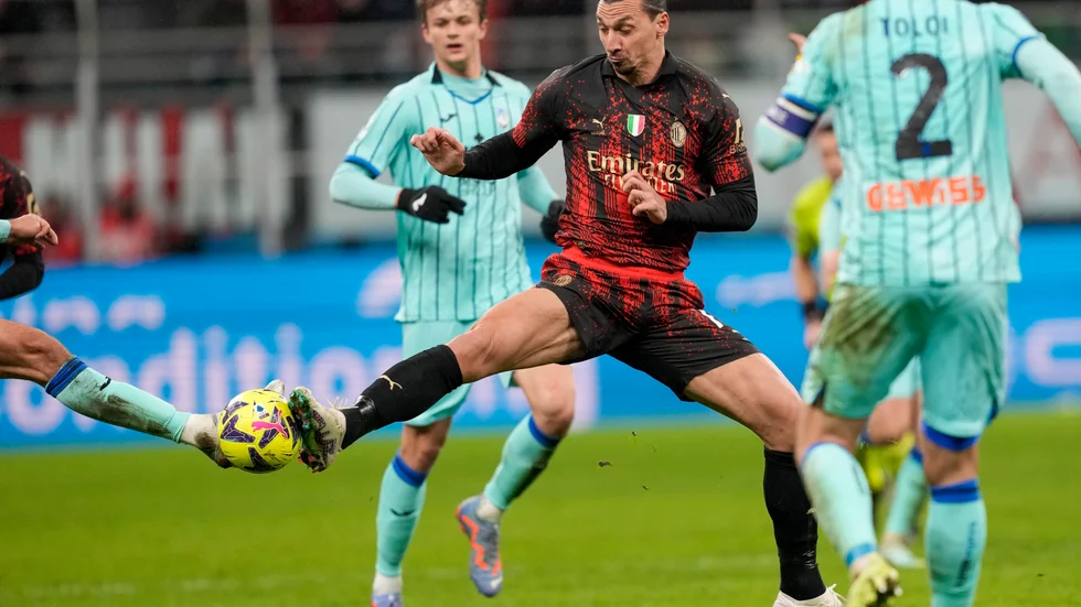 Zlatan Ibrahimovic gjorde comeback när Milan besegrade Atalanta med 2–0 på San Siro.