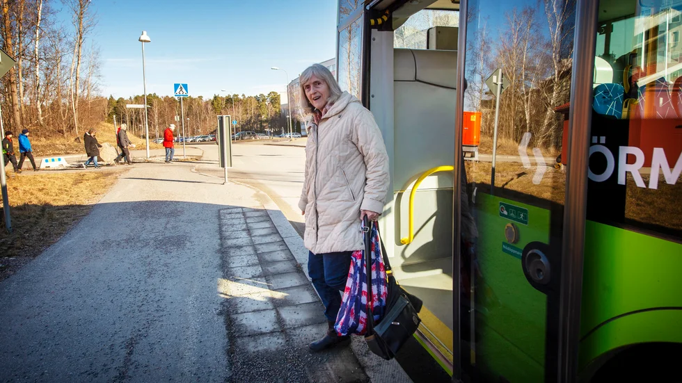 Mirsada Spahic reser ofta med servicelinje 161. Till vintern ska den ersättas av flextrafik, där resenärerna måste ringa och boka turen i förväg.