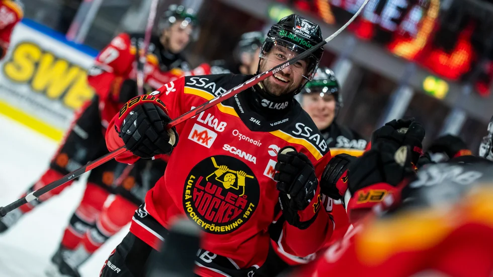 Niklas Olausson jublar efter 3–1-målet mot Brynäs, hans första för Luleå efter återkomsten till klubben.