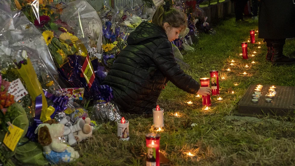 Många sörjer de över 60 personer som mist livet i båtolyckan. Bild från i måndags.
