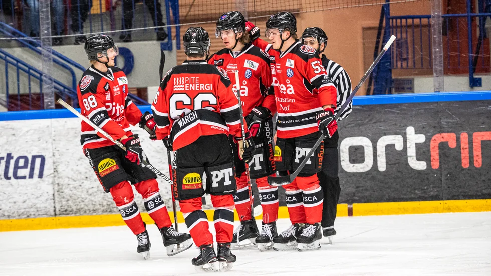  Piteå är en vunnen matchserie från en plats i allsvenska kvalserien. Ludvig Warg, Tommy Wargh, Albin Nylund och Oscar Eriksson jublar över ett av målen mot Kalix.