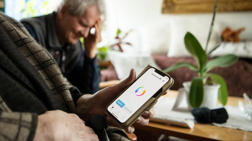 "Gängens telefonbedrägerier drabbar 10 000-tals kunder. Men trots att bankerna avstår från åtgärder som skulle kunna tygla bedrägerierna och dessa utgör stor del av gängens inkomster, har riksdag och regering inte vidtagit åtgärder", skriver Ulf Stenberg, chefsjurist på Villaägarnas Riksförbund.