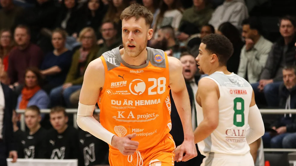 Nick Spires var en gigant i Nässjö när Dolphins säkrade semifinalplatsen.