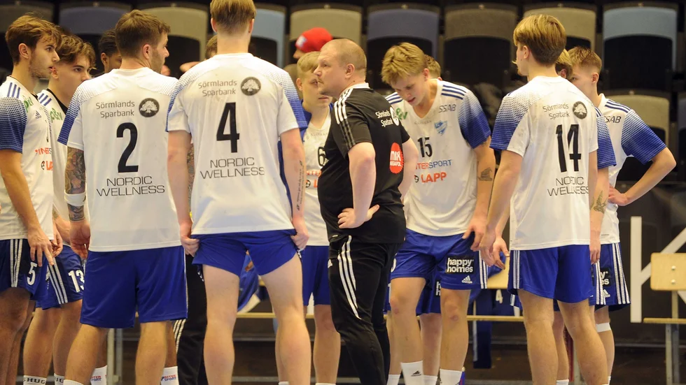 IFK Nyköpings tränare Andreas Eiderbäck under en time out. Laget klarade sig kvar i division 2 med bravur. 