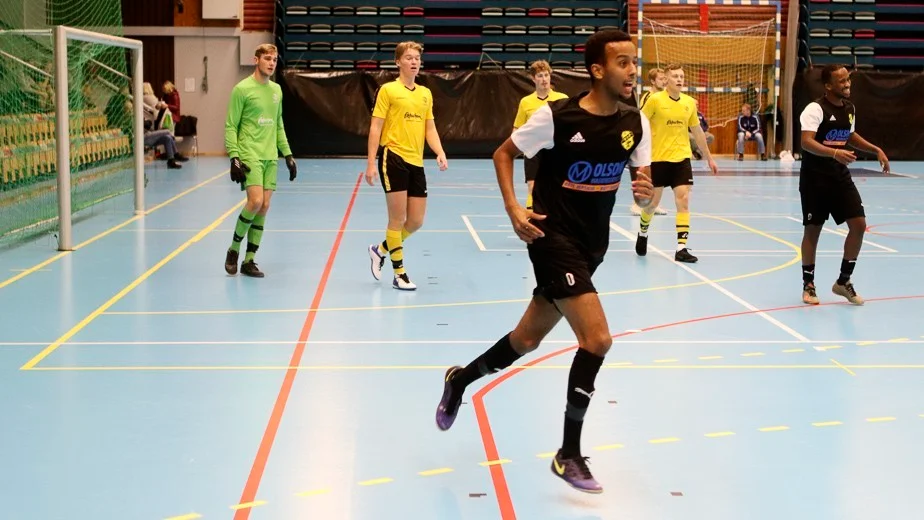 2022 spelade Youbel Samson Mesfun division 2-fotboll med Värmbols FC. Nu har han skrivit på för Vingåker i division 7 och debuterade för sin nya klubb när Värmbol cup startade på onsdagskvällen.