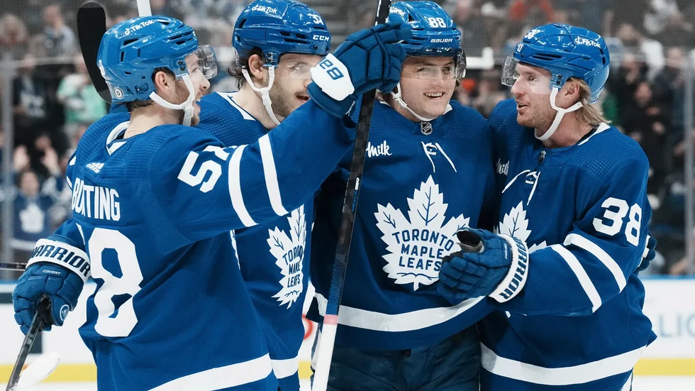 Torontos William Nylander (andre från höger) kramas om av lagkamraterna efter ett av målen.