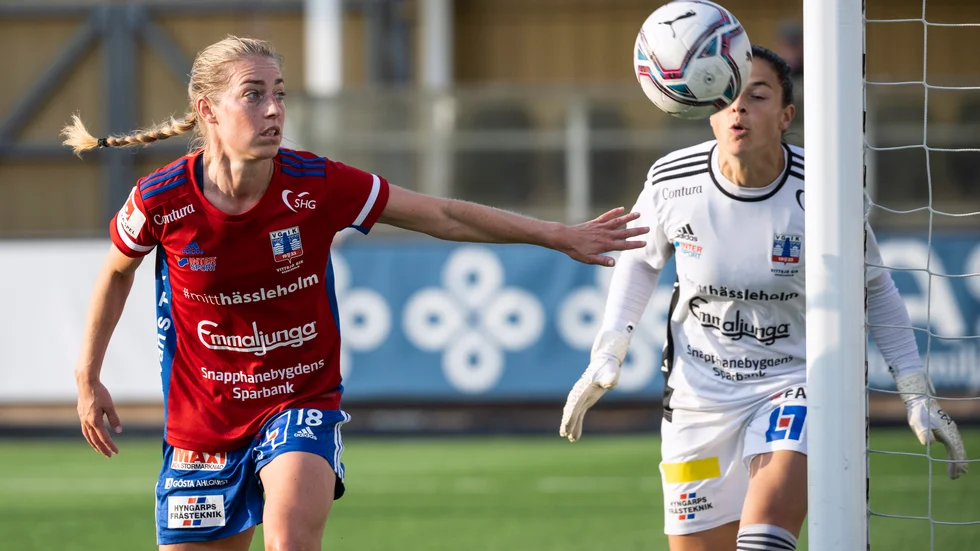 Vittsjös och Finlands anfallare Linda Sällström, till vänster, rasar mot Internationella fotbollsförbundet (Fifa). Arkivbild.