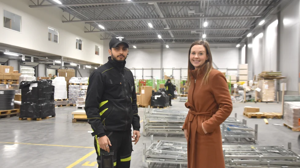 Zain Alkadhimi, vice platschef och produktionsledare på Skellefteå Lastbilsstation, och Frida Svedberg, vice vd, är glada att nu har kunnat driftsätta verksamheten i den nya terminalen om 1 700 kvadratmeter, fyra gånger så stor som den tidigare ett stenkast bort, vilken de nu planerar att hyra ut.