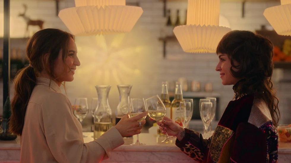 Alexandra Rapaport och Ida Elise Broch i "Julstormen" på Netflix. Pressbild.