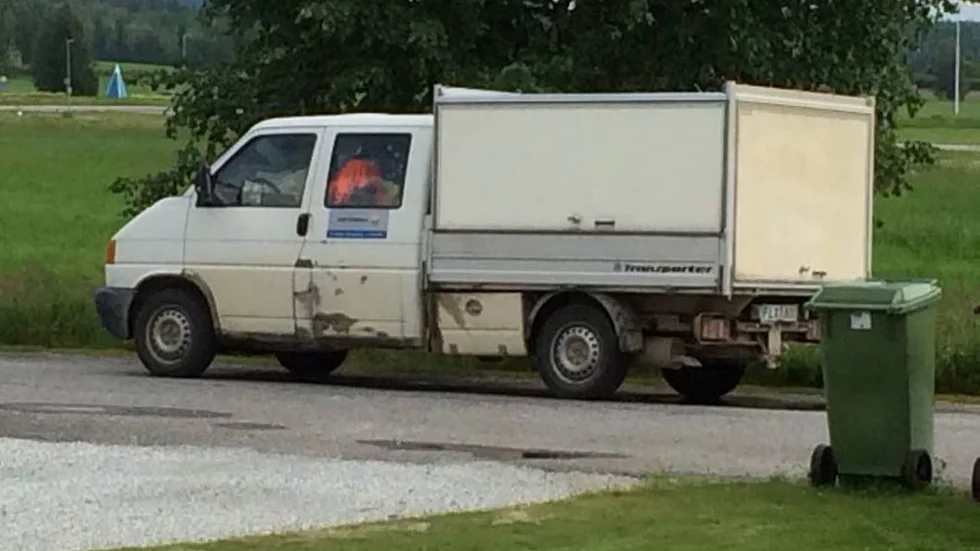 Hederliga. Det är vanliga hederliga arbetare som kör den vita transportern.