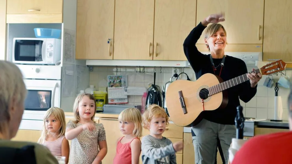 BESÖK AV BARN. Så gott som varje vecka besöker förskolan i byn äldreboendet i Juoksengi, någonting som glädjer de äldre och bidrar till att Polgården också är äldreboendet i de två kommunerna som får högst betyg vad gäller aktiviteter. 83 procent av de äldre är nöjda, att jämföra med näst bästa äldreboendet Björkebygården som får 60 procent.
