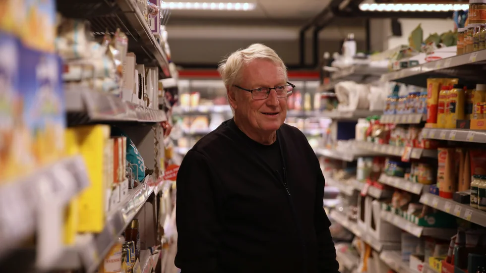 Jan Forsén ska sälja Ica nära i Rimforsa, efter att ha varit med och drivit verksamheten i över 50 år. Det ekonomiska läget har lett till minskad försäljning, menar han.