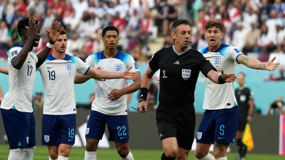 För att få bukt med tidsslöseri har Fifa bett VM-domarna att lägga på rejält med tilläggstid, enligt tidigare domaren Jonas Eriksson.