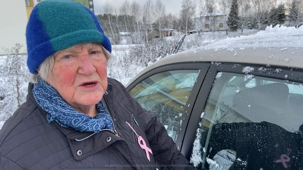 Ingrid Eriksson, 85, ställde kryckorna åt sidan och skottade fram sin bil med en sopskyffel.
