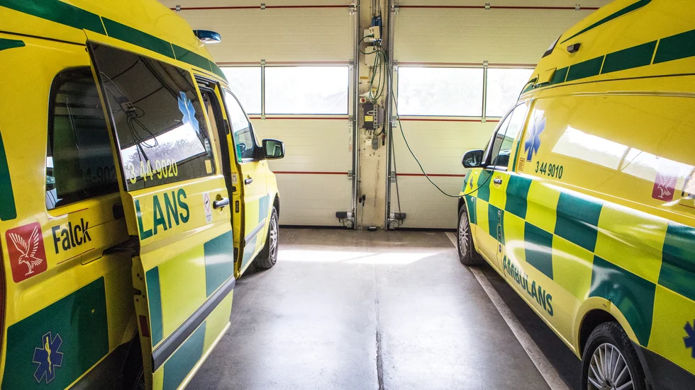 Jag ser sjuka människor bli hemskickade för att de inte får plats. Jag hämtar dem ofta några dagar senare i ett förvärrat tillstånd, skriver en ambulanssjuksköterska.