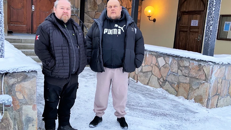 Joakim och Janne Asplund utanför Mariakapellet där begravningsgudtjänsten efter deras pappa Sören Asplund hölls i fjol våras. 