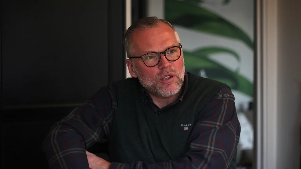 Per Stark (M) menar att de vill att fler ska få ta del av de här pengarna som nu kommer att bli en del av den ordinarie förskolans verksamhet. Pengarna ska användas till arbete med språkutveckling och integration, men exakt hur de ska användas är inte klart.