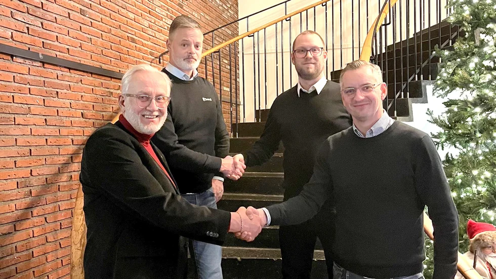 EMC Elmotorcentralen i Skellefteå får ny huvudägare. På nedre raden syns Christer Gyllengahm, delägare EMC, och Fredrik Stjernholm, vd för Svedrull. Bakom syns Martin Persson, ansvarig försäljning Sverull och Robin Gyllengahm, vd för EMC.