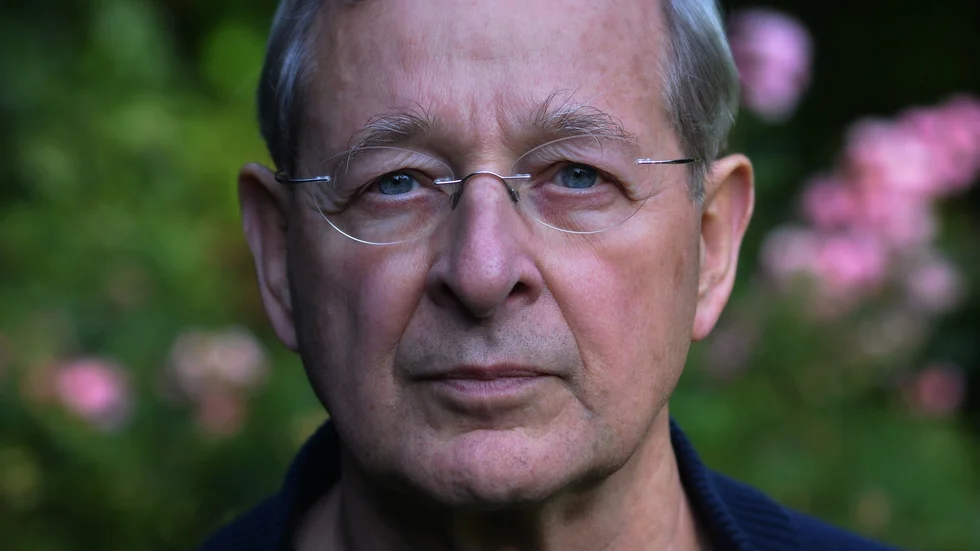 Péter Nádas skriver om den ungerska erfarenheten under kommunismen och letar numer bortglömda interneringsläger i Frankrike i sin bok "Illuminerade detaljer II". 