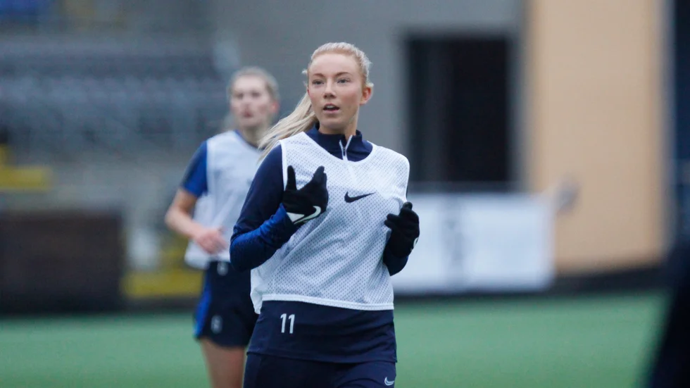 Eskilstuna Uniteds 17-åriga mittfältare Alva Karlsson hoppas att året i Elitettan ger mer speltid.