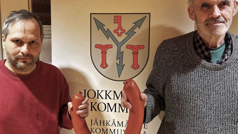 Jokkmokks kommunalråd Henrik Blind och Roland Boman hälsar Ebba Busch välkommen.