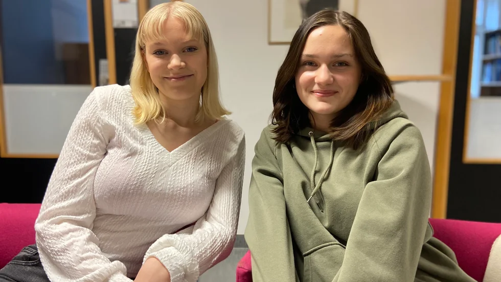 Lina Söderlund och Alva Johnsson går sista året på Samhällsvetenskapsprogrammet i Fyrisskolan, den skola som har mest problem med skolk i hela Uppsala. 