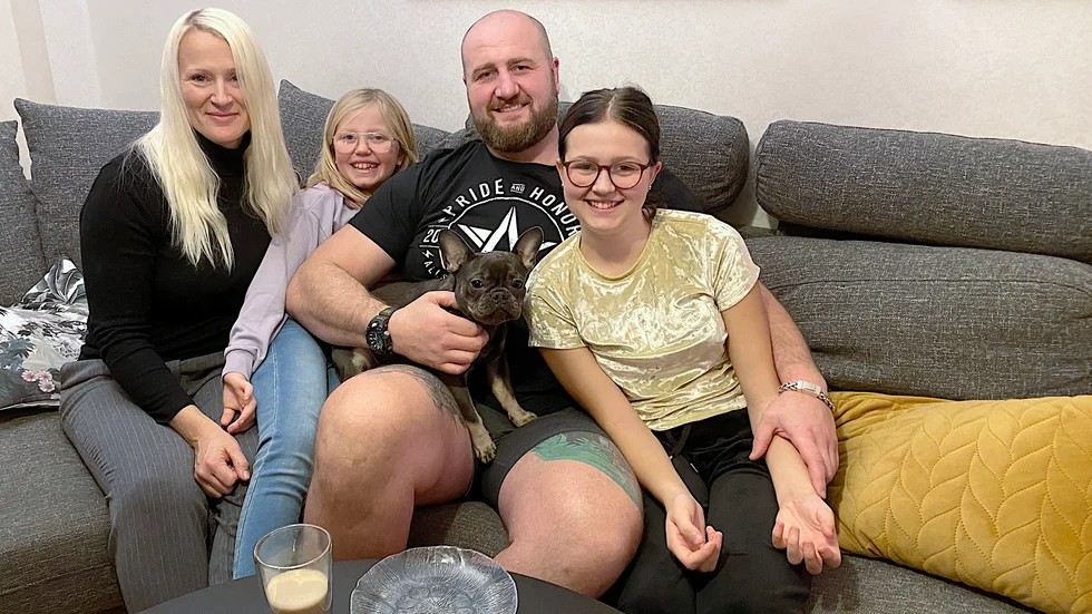 Irman Smajic med familj, sambon Alexandra, barnen Alma och Selma, samt hunden Molly. De har stöttat Irman under hela kampsportskarriären och är myckte stolta över honom, även om det förstås har varit jobbigt att han varit borta så mycket när han tränat inför en tävling eller en match.