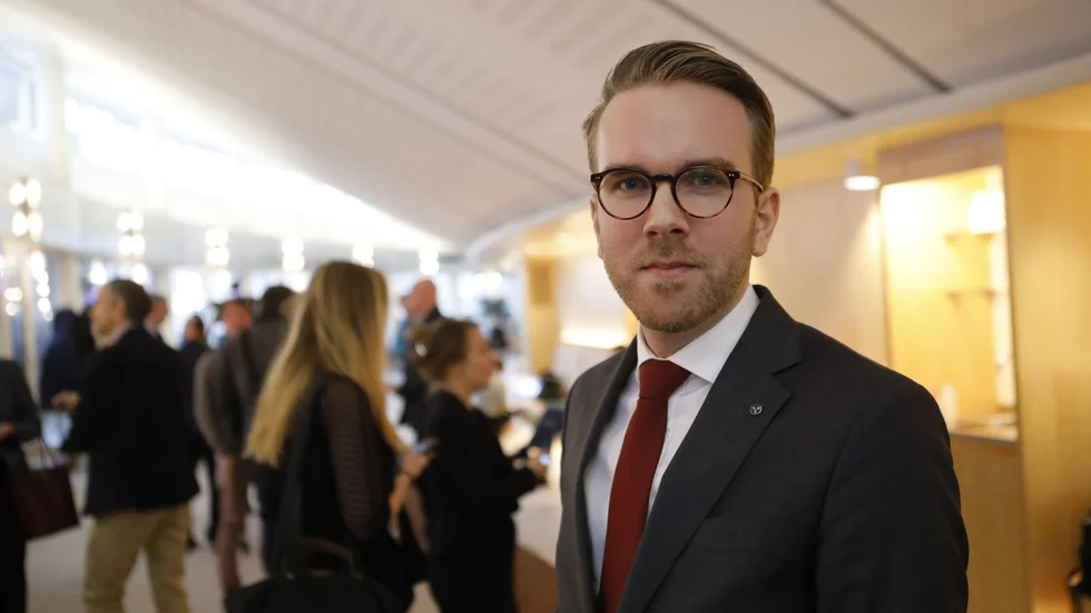Bostadsminister Andreas Carlson (KD) har ett viktigt arbete framför men måste akta sig för att gå i Socialdemokraternas beprövat dåliga hjulspår.