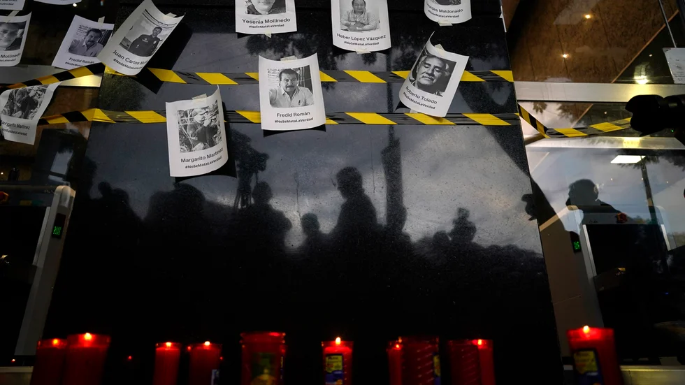 Bilder på mördade journalister har satts upp vid en vaka utanför statsåklagarkansliet i Mexico City. Där högtidlighölls minnet av journalisten Fredid Román, som mördades i augusti. Bilden togs den 24 augusti.