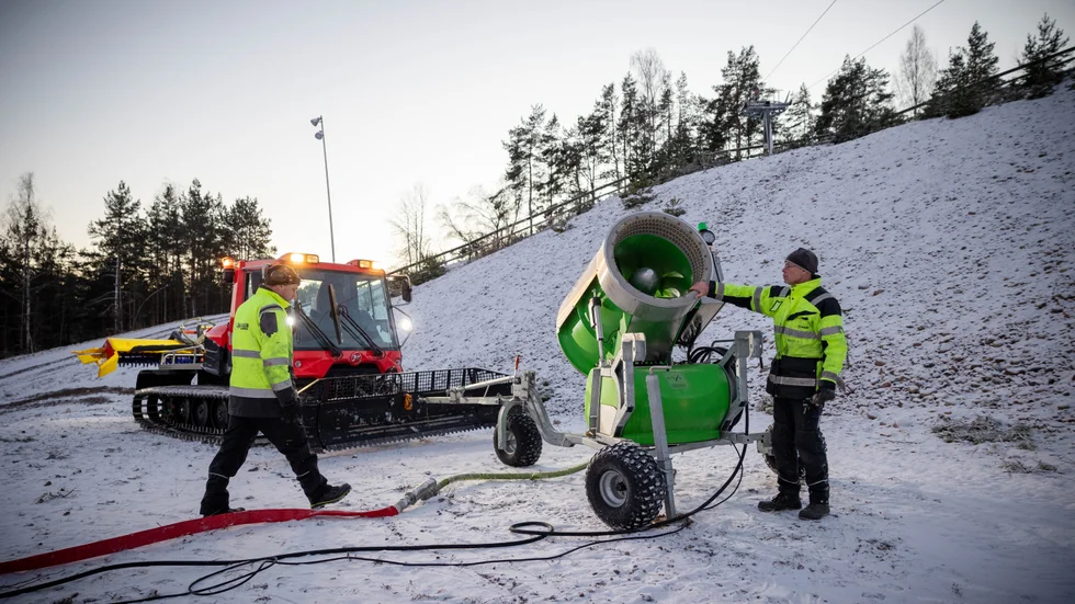 Roger Olausson och Johan Jernebring förbereder snökanonen i Sunnerstabacken. Kanonen körs enbart på nätterna.