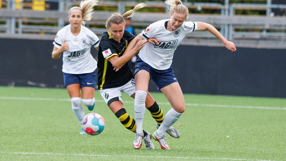 Emma Östlund (till höger) lämnar återbud. Arkivbild.
